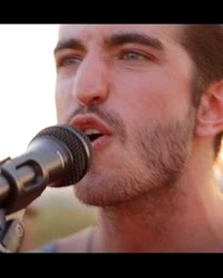 Bucero cantando al micro